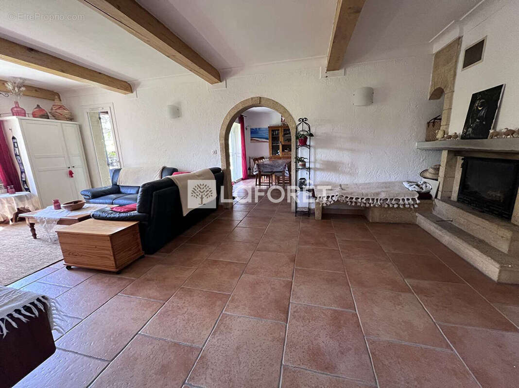 Maison à ENTRAIGUES-SUR-LA-SORGUE