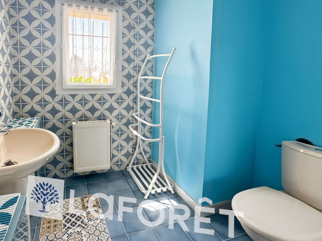 À vendre, maison contemporaine 4 pièce(s) 157 m2 avec un double-garage et piscine située entre GEMOZAC (17260) et SAINTES (17100 - photo 15
