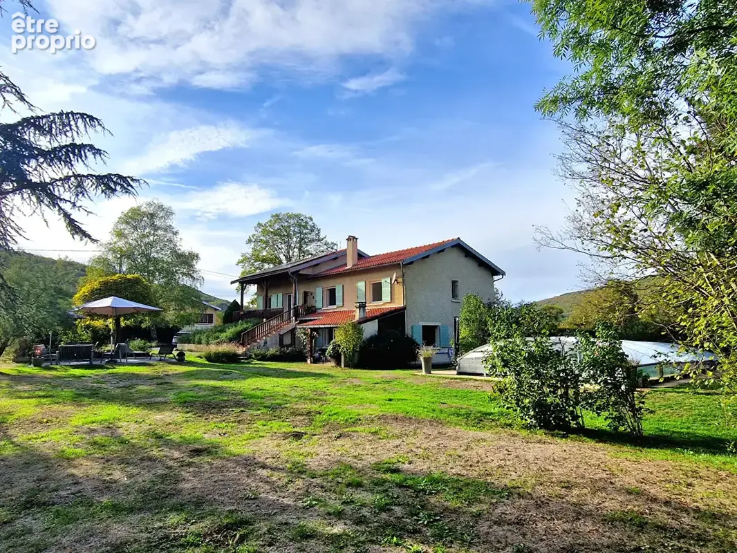 Villa dans village avec commerces , piscine , beau terrain bordé par une rivière - photo 2