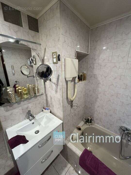 Belle salle de bain avec baignoire - Maison à MARTIGUES