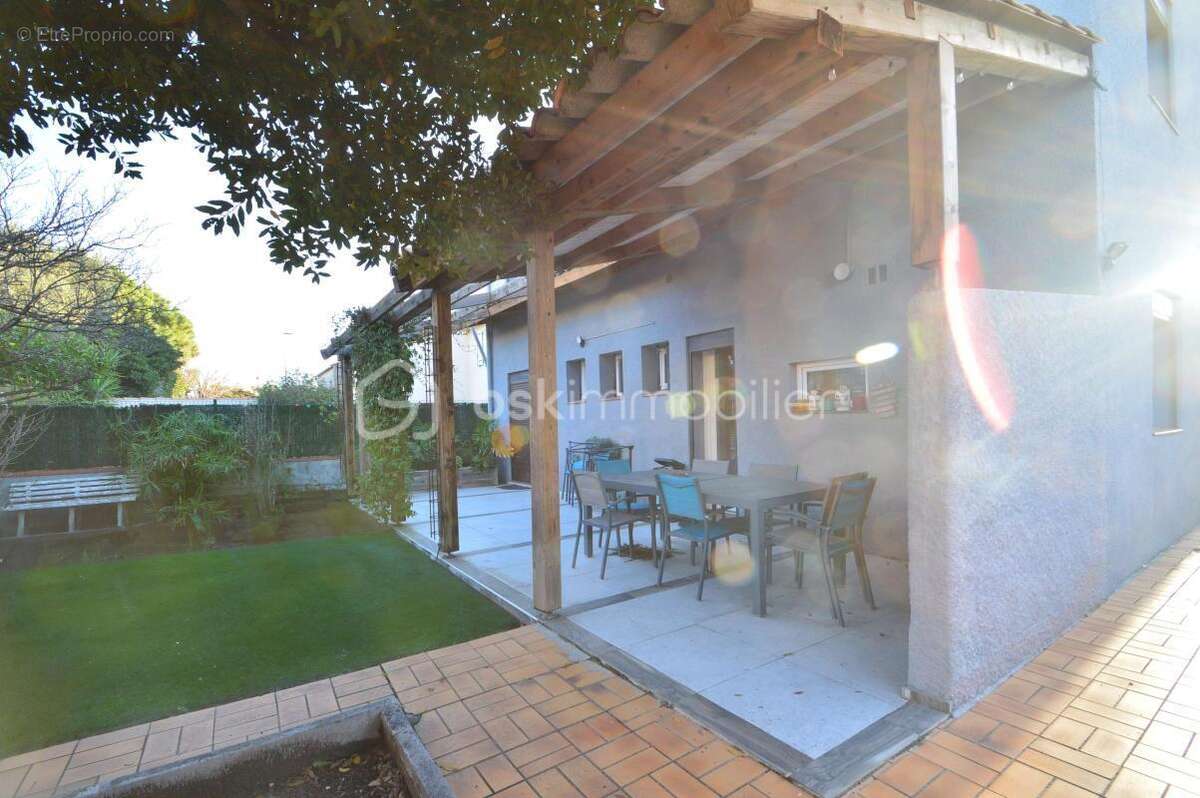 Maison à SAINT-LAURENT-DE-LA-SALANQUE