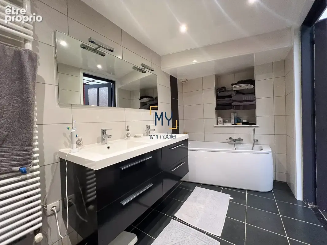 SALLE DE BAINS - Maison à vendre - 7 pièces - 195 m² - Armentières