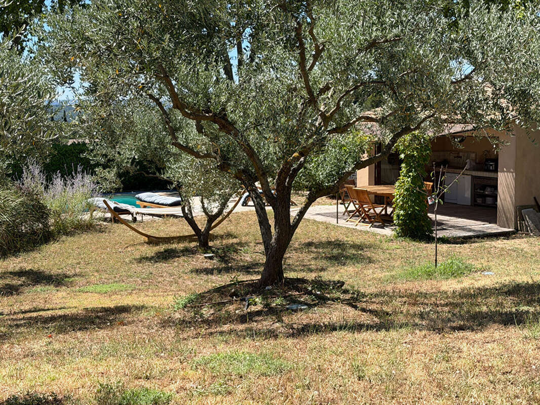 Vaugines village - emplacement unique avec vue, piscine, au calme, au coeur du village - photo 2