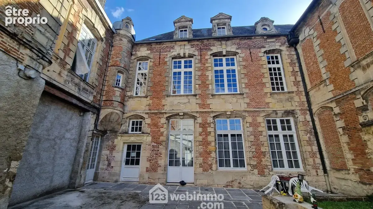 Situé dans un bel immeuble de caractére, appartement T2 situé au second étage - Appartement à LAON