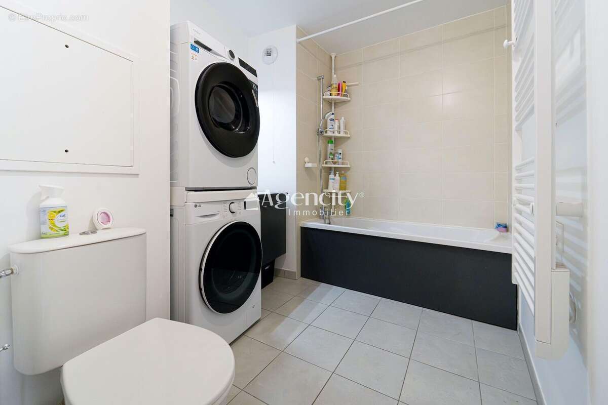 grande salle de bain avec wc - Appartement à SAINT-THIBAULT-DES-VIGNES
