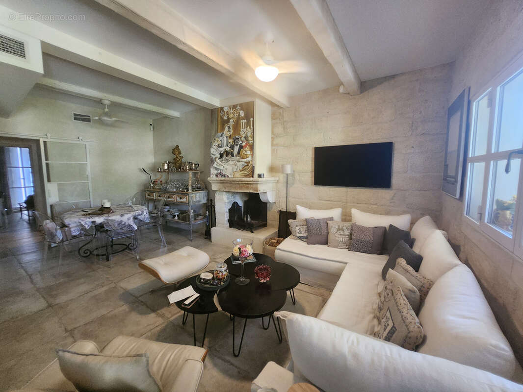 UZES Centre, Elégante maison de caractère d'exception, vendue meublée, jardin, terrasse et garage - photo 28