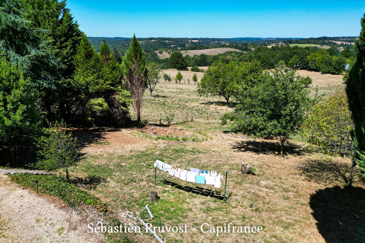 Dpt Dordogne (24), à vendre 11 pièces proche Thiviers (24) propriété de 325 m², terrain 22200 m², dépendance, piscine - photo 3