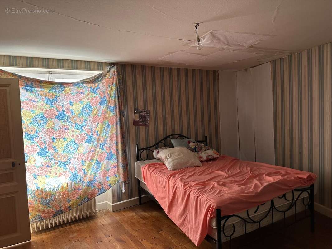 Maison avec jardin à Champillet (36160), une chambre - Maison à CHAMPILLET