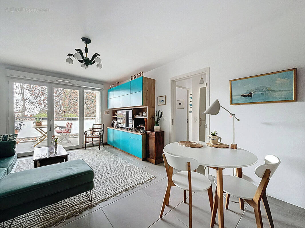 Appartement à MARSEILLE-4E