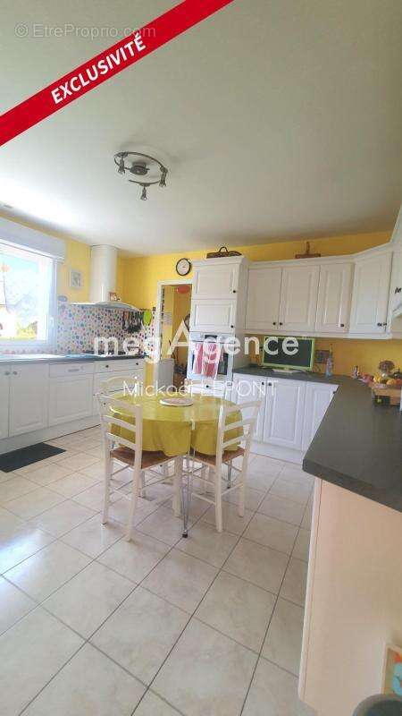 Maison à LE GENEST-SAINT-ISLE