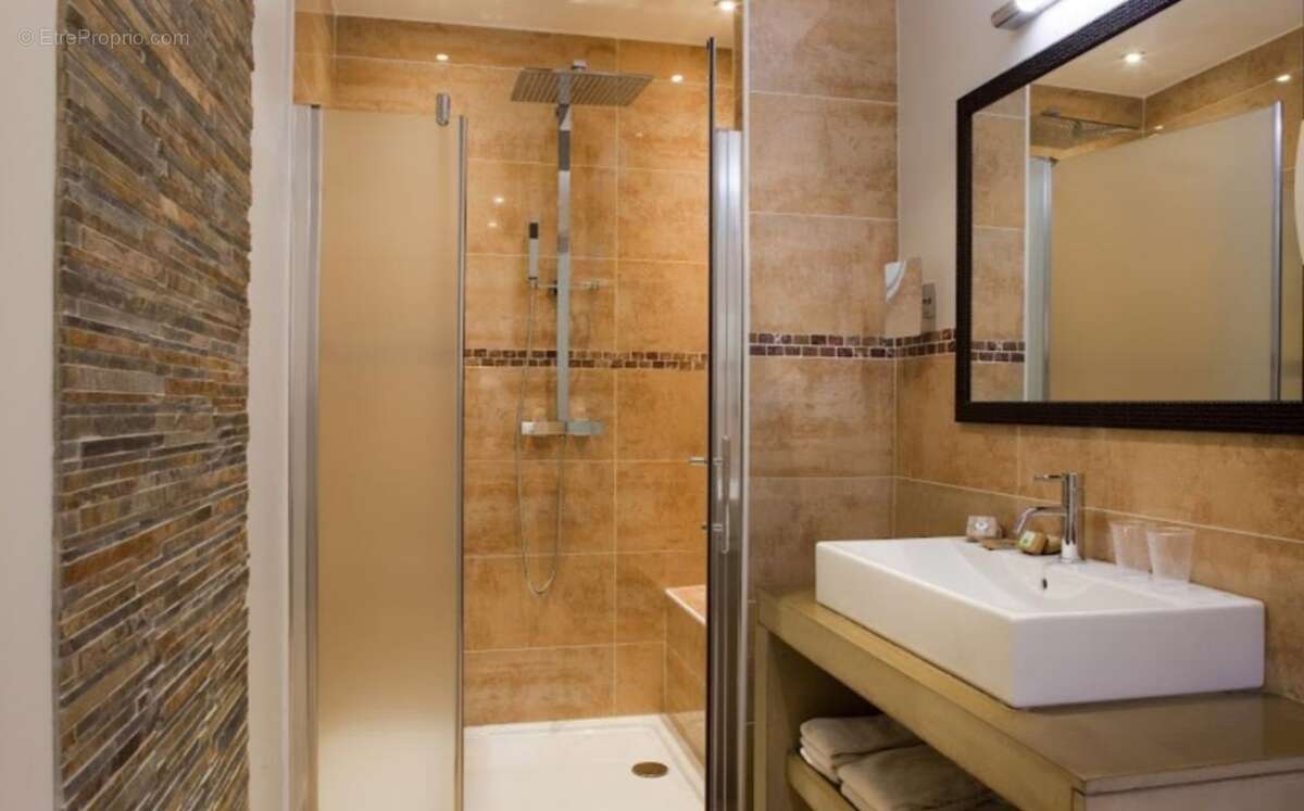 Commerce à CREISSELS