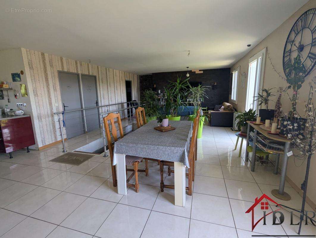 Pavillon sans mitoyenneté sur 1440 m2 à Oyriers - photo 4