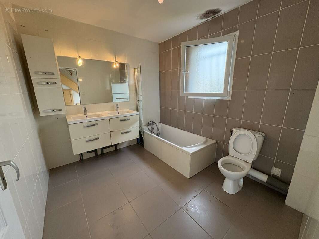 Maison à SAINT-DENIS-DE-L&#039;HOTEL