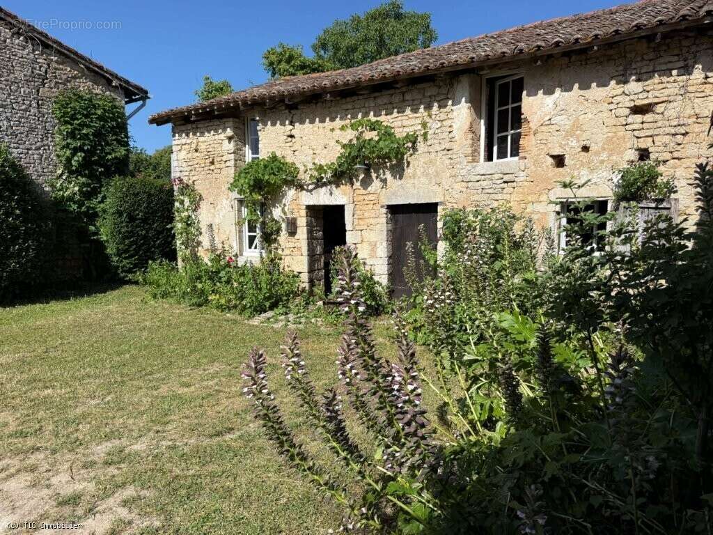 Maison à CHAMPAGNE-MOUTON