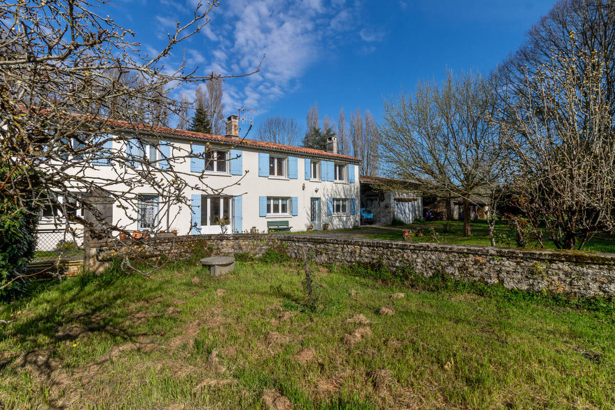 Maison à NIEUL-LES-SAINTES