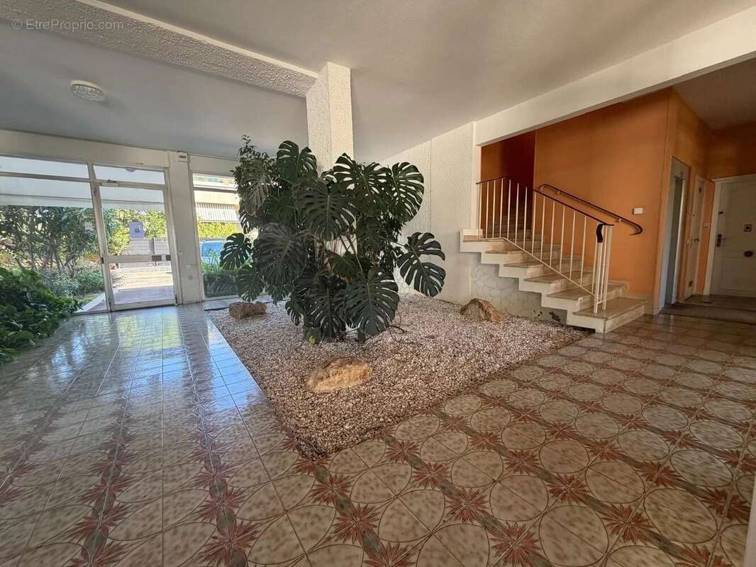 Appartement à SAINT-LAURENT-DU-VAR