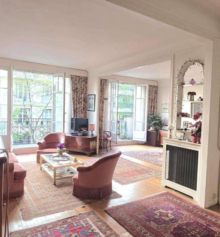 Appartement à PARIS-16E