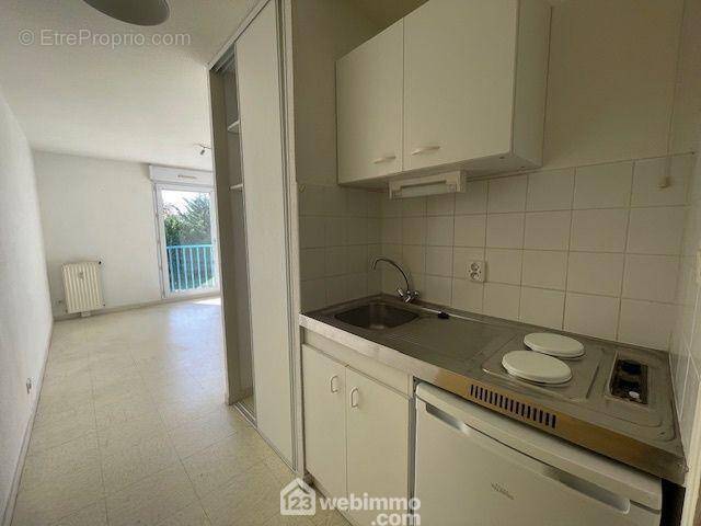 L&#039;entrée ouvre sur la kitchenette équipée. - Appartement à POITIERS