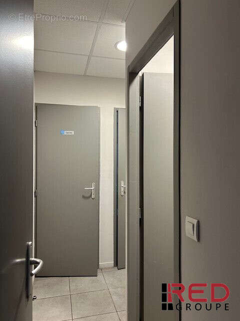 SANITAIRES H/F AVEC DOUCHE - Commerce à EGUILLES