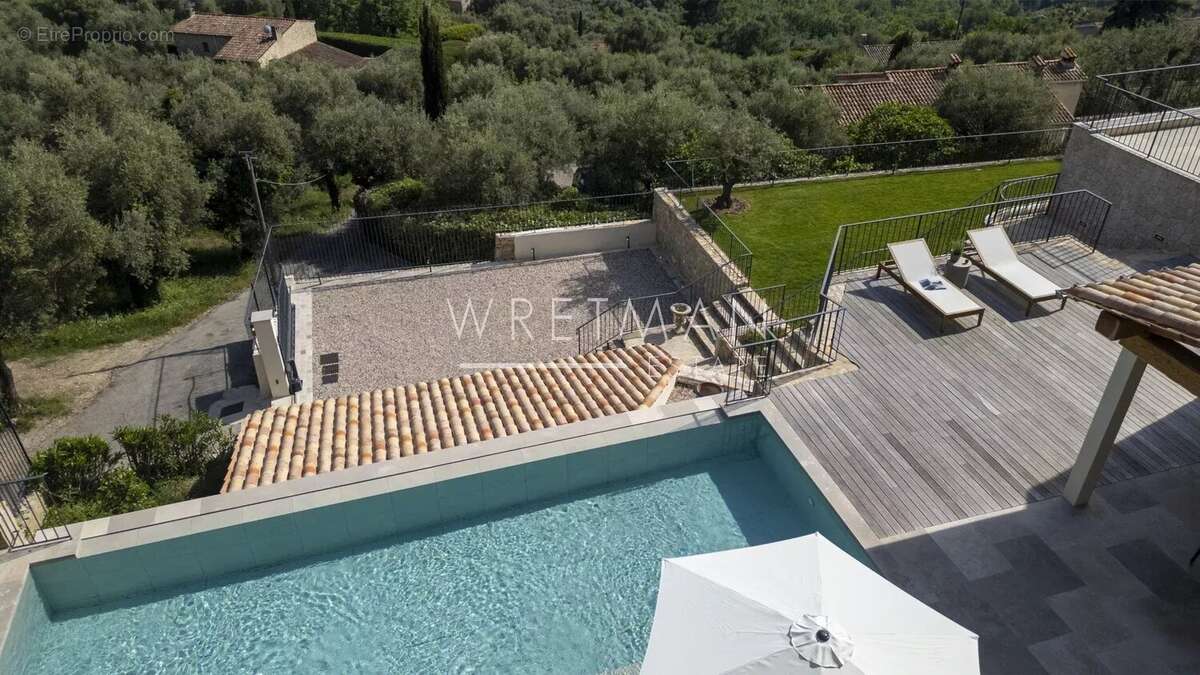 Maison à CHATEAUNEUF-GRASSE