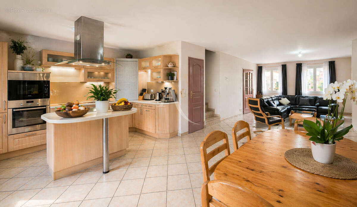 Maison à COLLONGES-SOUS-SALEVE
