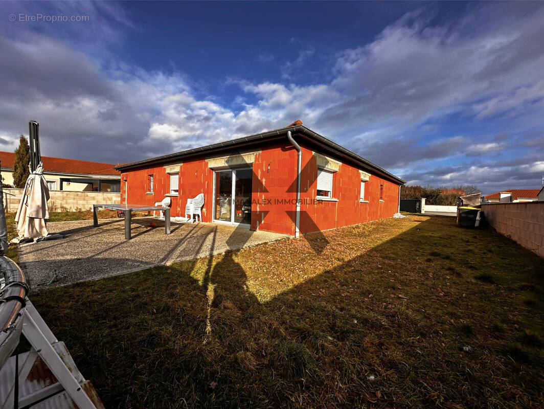 Maison à SAINT-GERMAIN-LESPINASSE