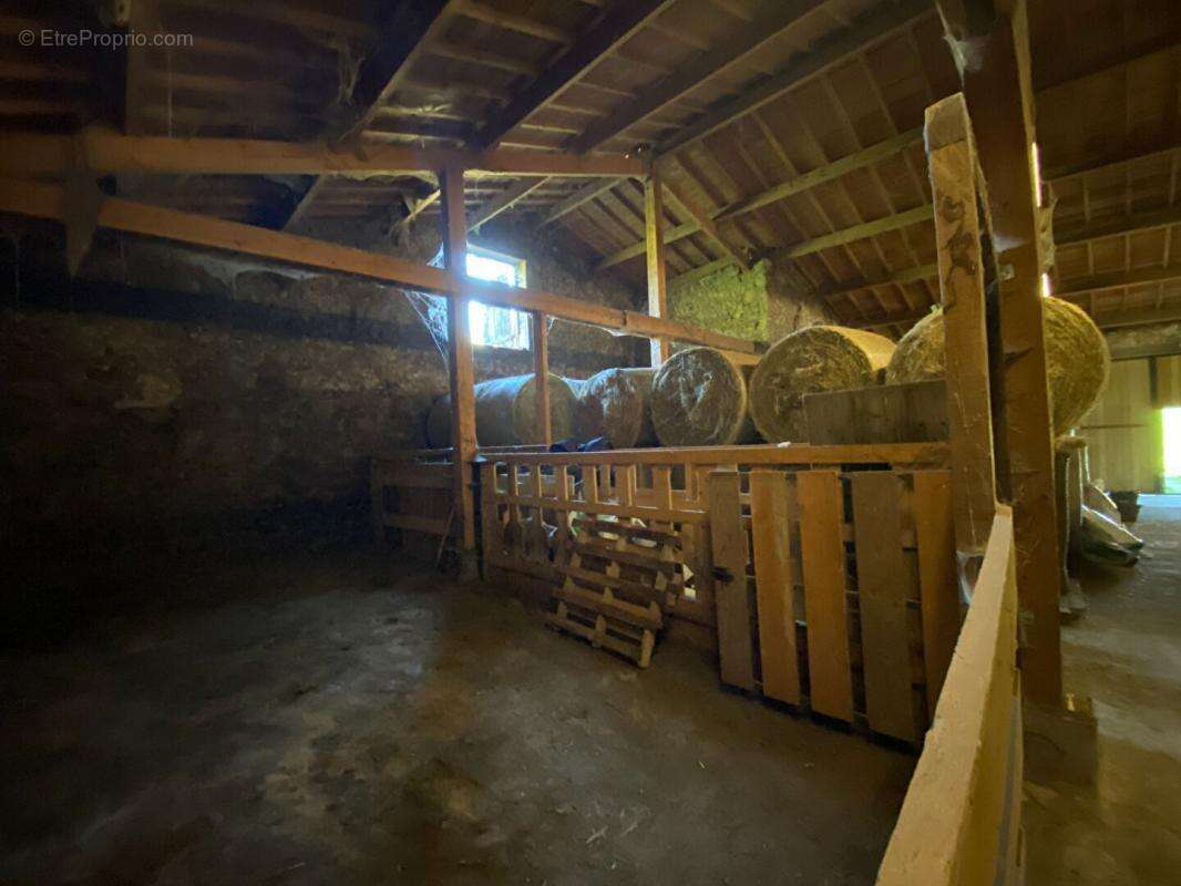 Corps de ferme 6 pièce(s) 350 m2 environ + terrain 27ha avec sources + dépendances - photo 17