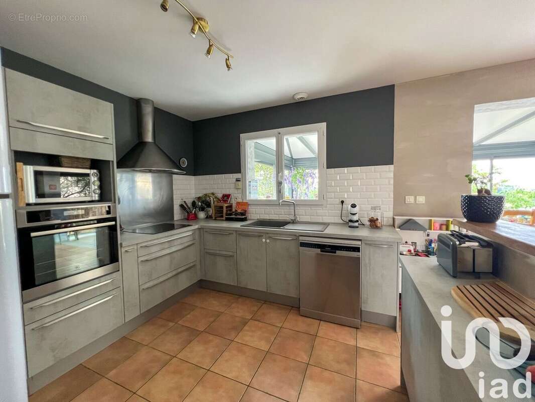 Maison 129 m² à Saint-Romain-La-Virvee  - photo 7