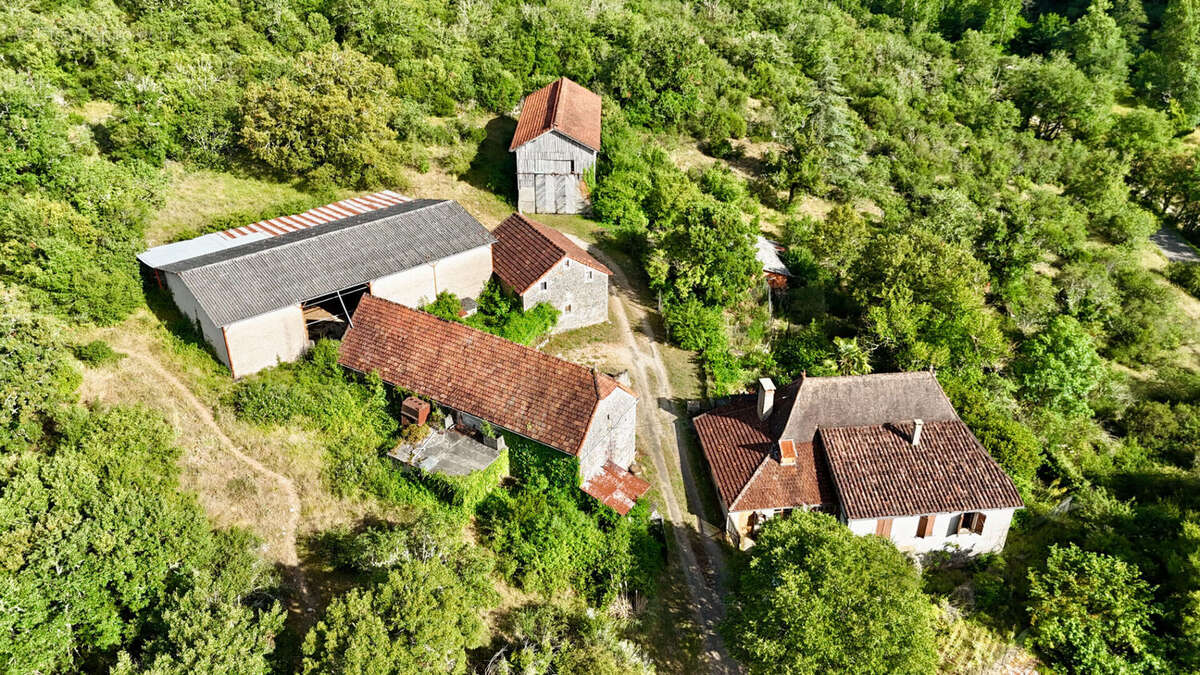 Corps de ferme 7 bâtiments sur 8 ha - photo 2