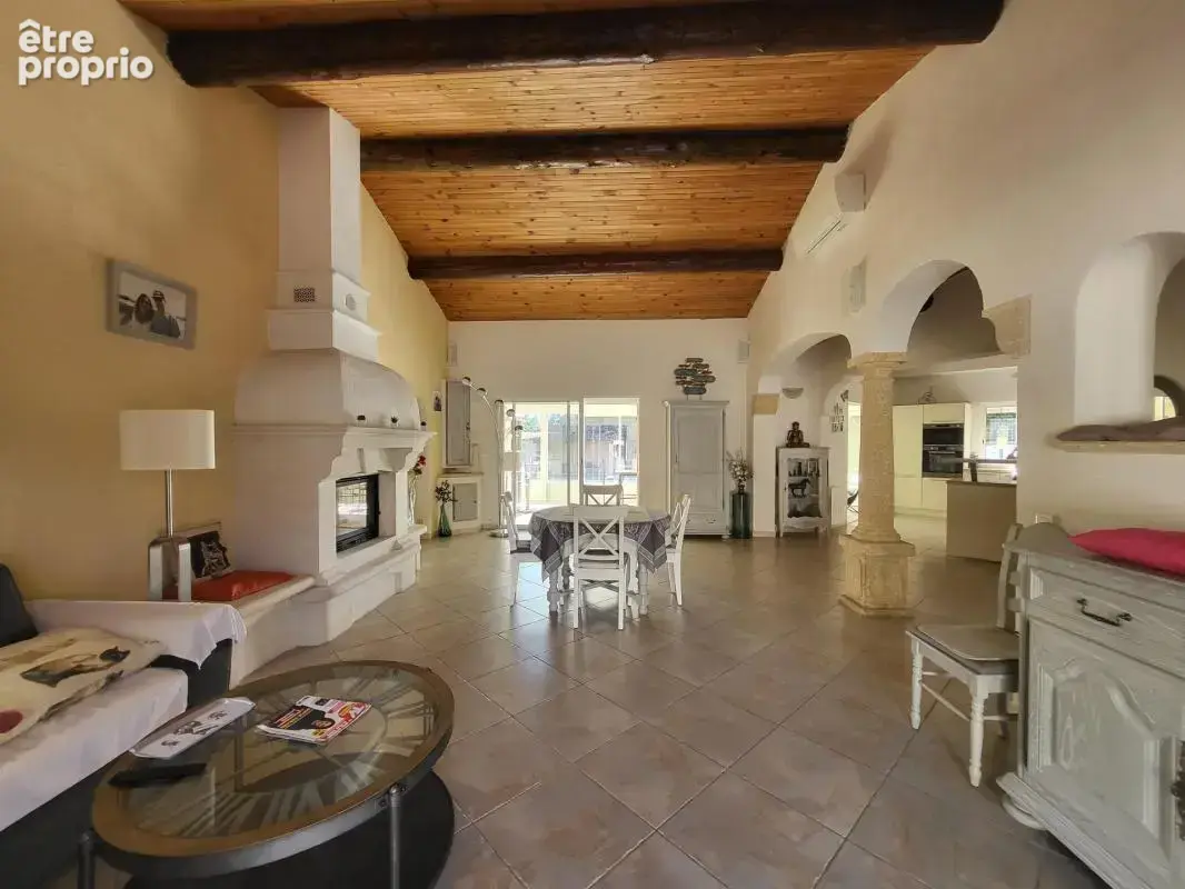 Maison de plain-pied, grande pièce de vie, 2 chambre, véranda, piscine 1600 m² de terrain - photo 2