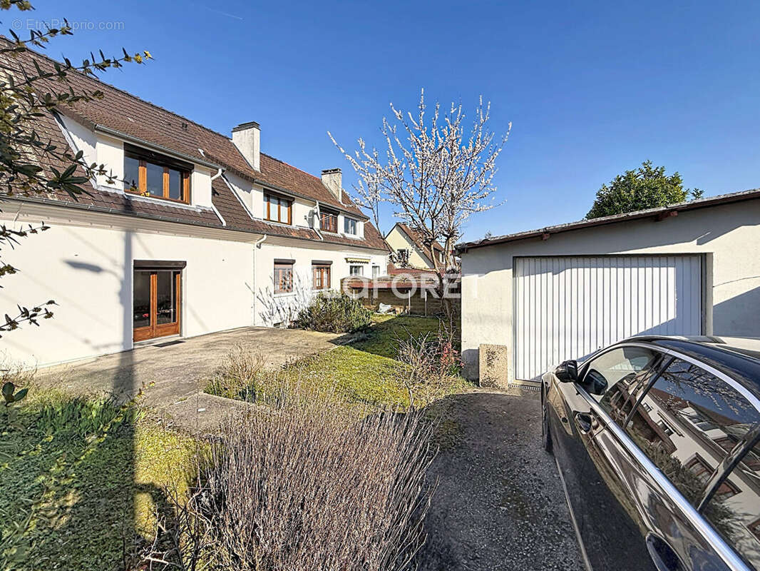 Maison à SAINT-ETIENNE-DU-ROUVRAY