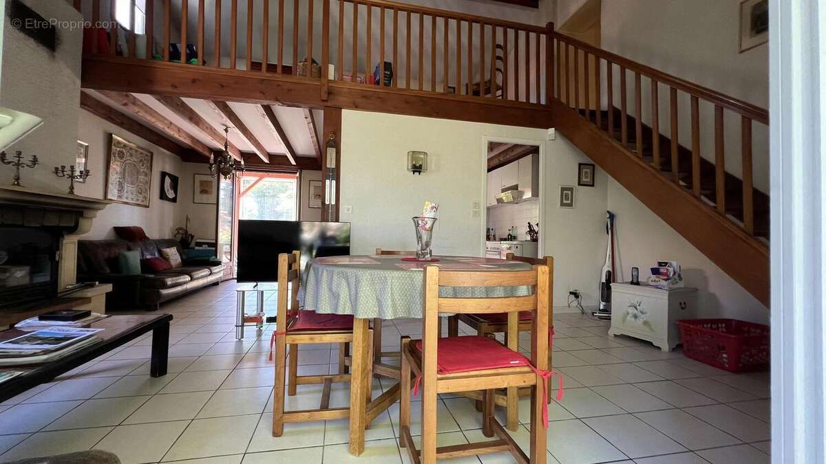 Photo 6 - Maison à LA TOUR-DE-SALVAGNY
