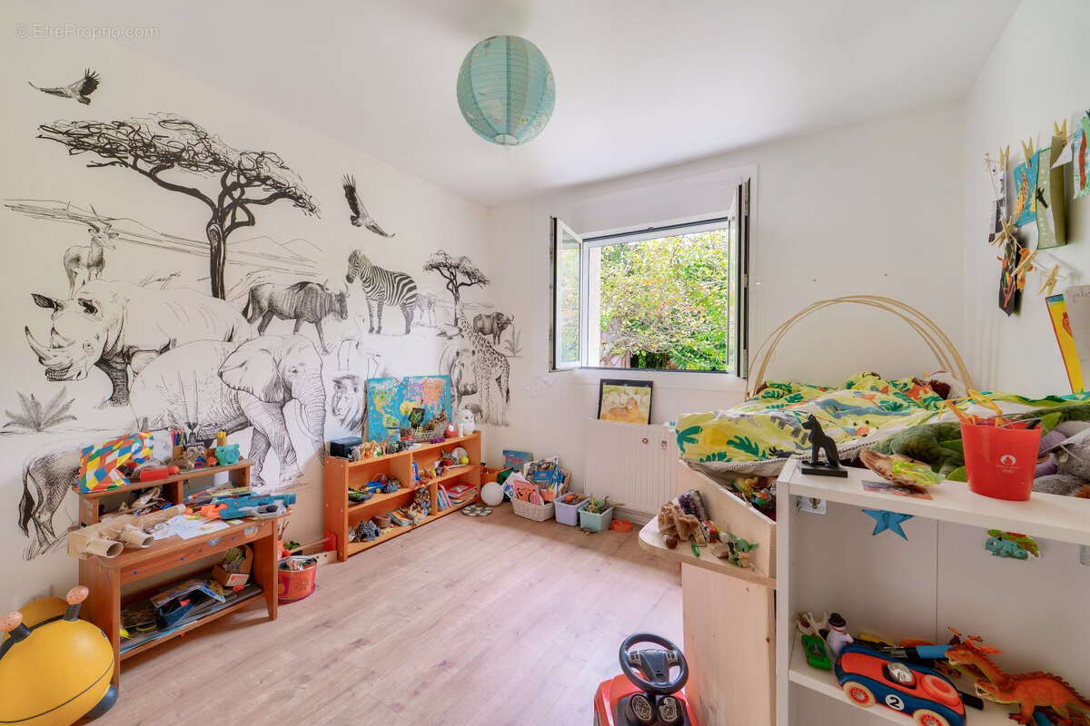 Belle Maison familiale de 265 m² rénovée sur un terrain arboré de 1 229m² ? Les Loges-en-Josas (quartier La Garenne) - photo 7