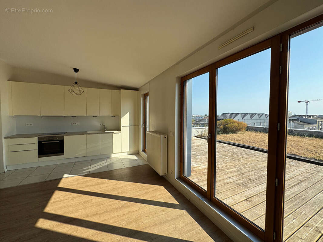 Bordeaux Chartrons / Bassins à Flots - Appartement T5 de 101.45 m² avec terrasse/jardin de 87m² et parking couvert - photo 4