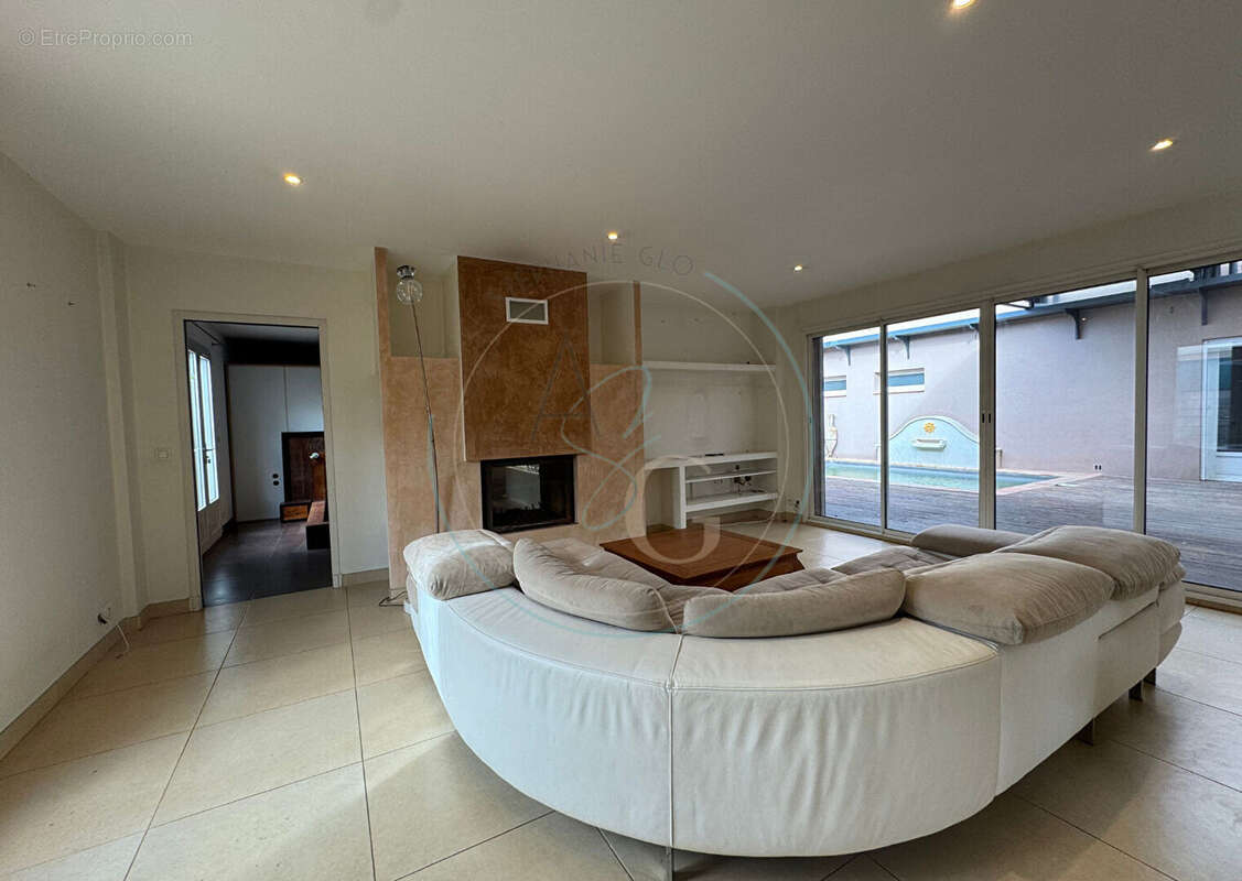 COGOLIN - Maison de 196 m² avec locaux commerciaux de 35.80 m² - photo 3
