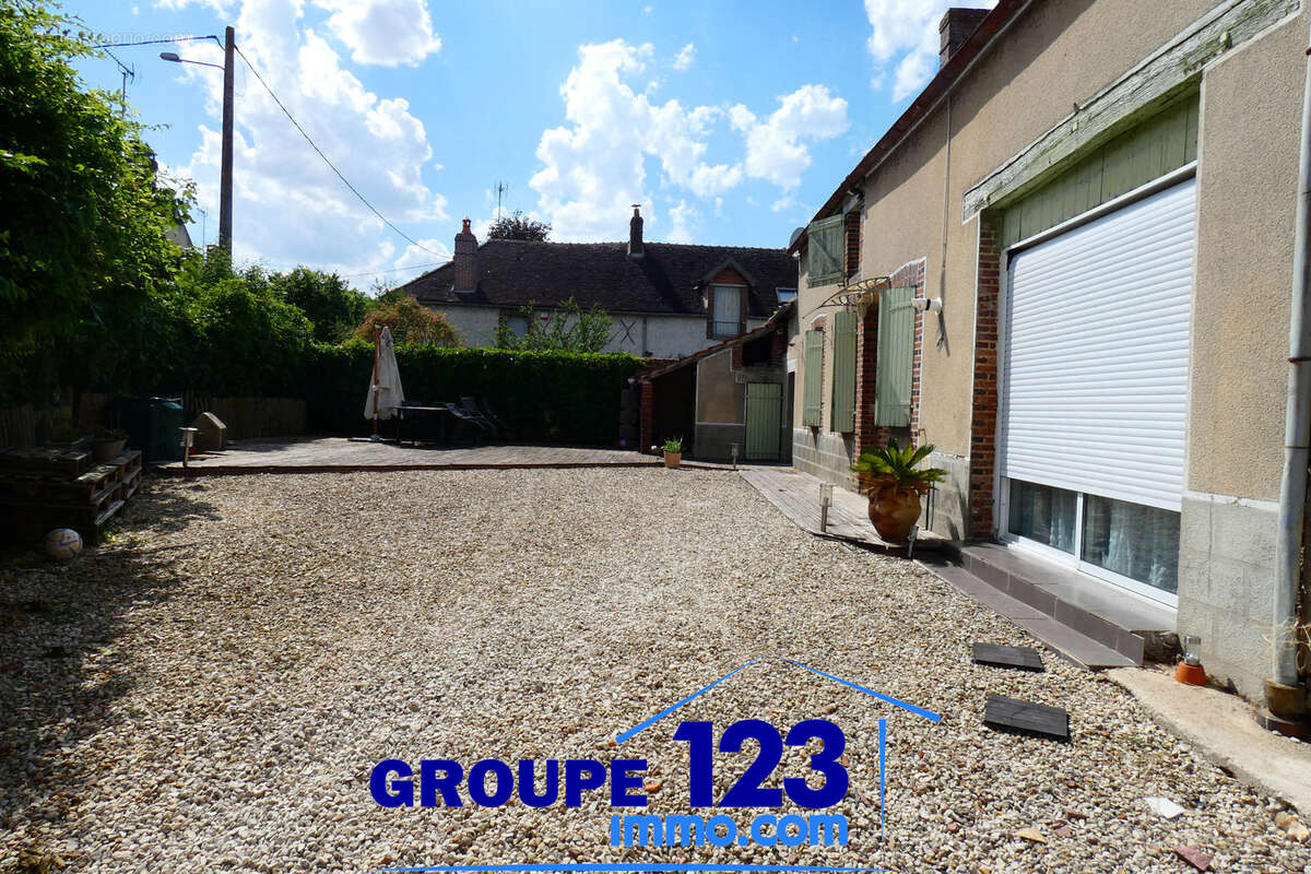 Immense maison en vente à La Celle-Saint-Cyr avec AUXERRE - photo 13