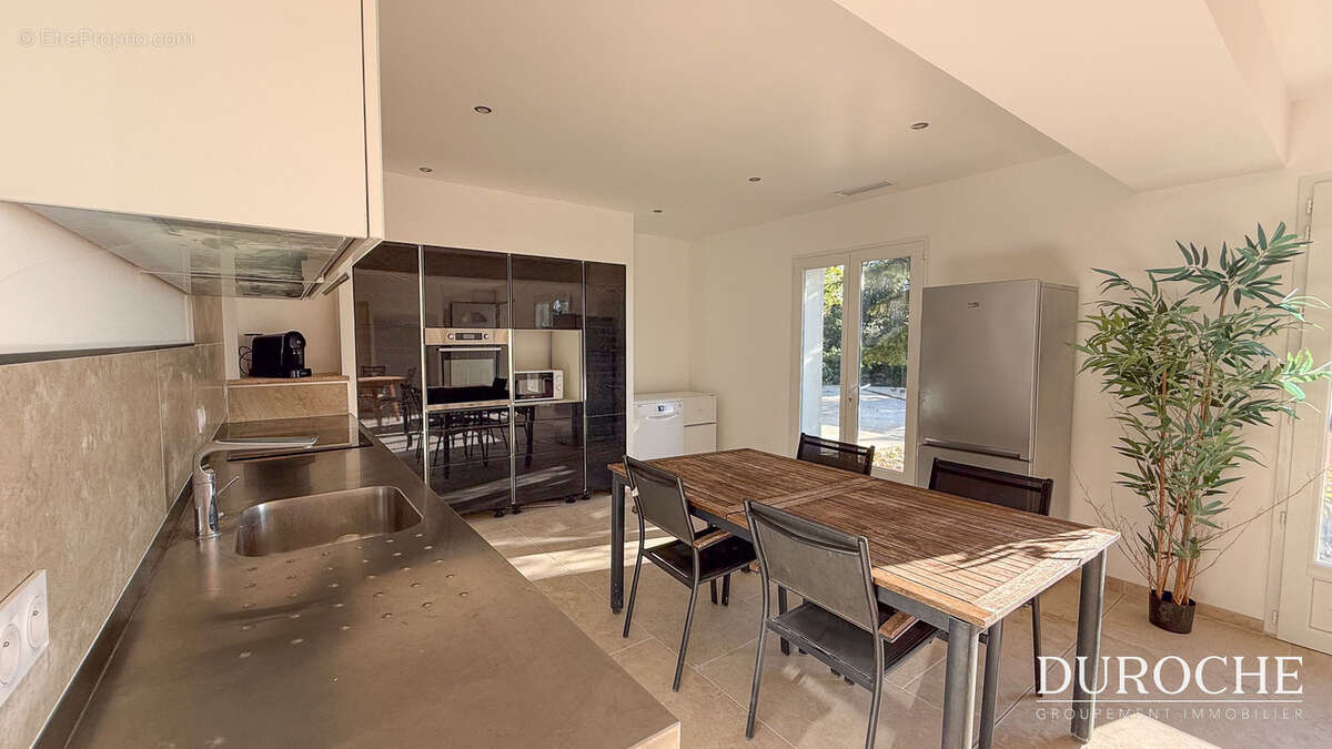 Séguret, Maison restaurée avec vue exceptionnelle   109 m2, piscine, garage et atelier - photo 2
