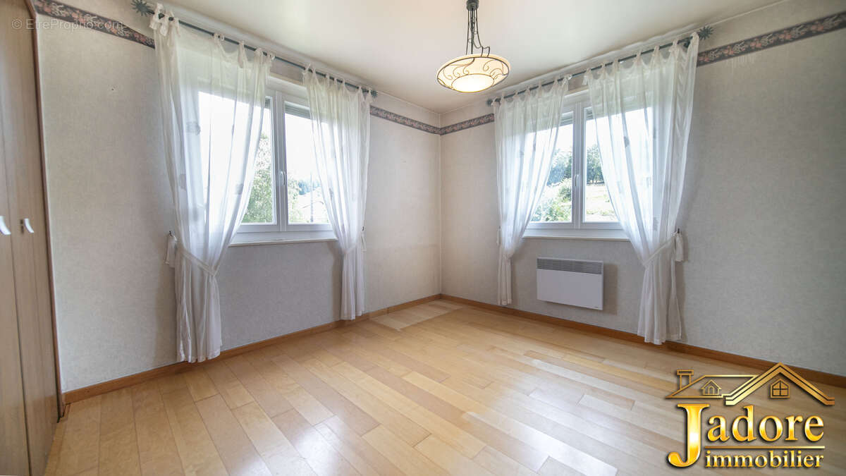 *** trop tard ** maison de village beau volume - photo 13
