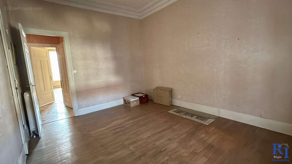 Chambre sur cour intérieure avec accès salle de bain - Appartement à GRENOBLE