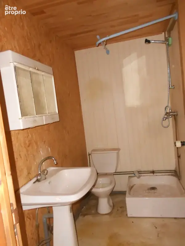 Maison sur 2 niveaux, d'environ 105 m2 habitables à rénover, centre Augerolles - photo 9