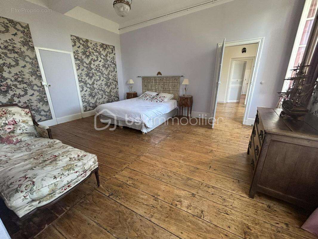 Château et sa maison de gardien - vue -terrain - piscine - dépendances - photo 26