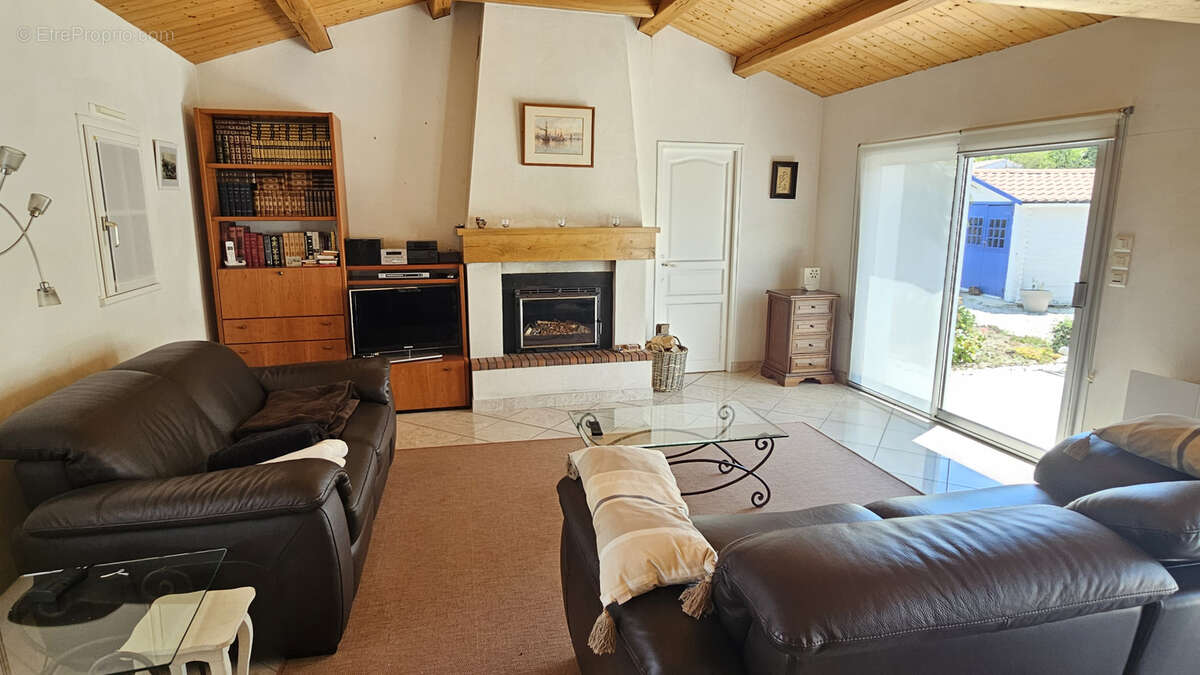A proximité du bois des Eloux, belle maison en très bon état. - photo 12