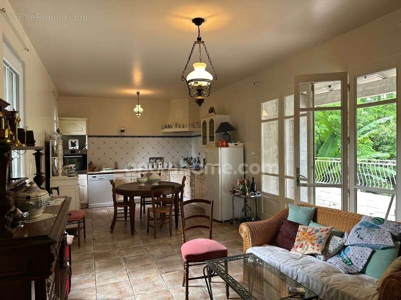 Maison de ville avec charme et caractère, spacieuse dépendance en pierre, jardin de 2000 M2 - photo 6