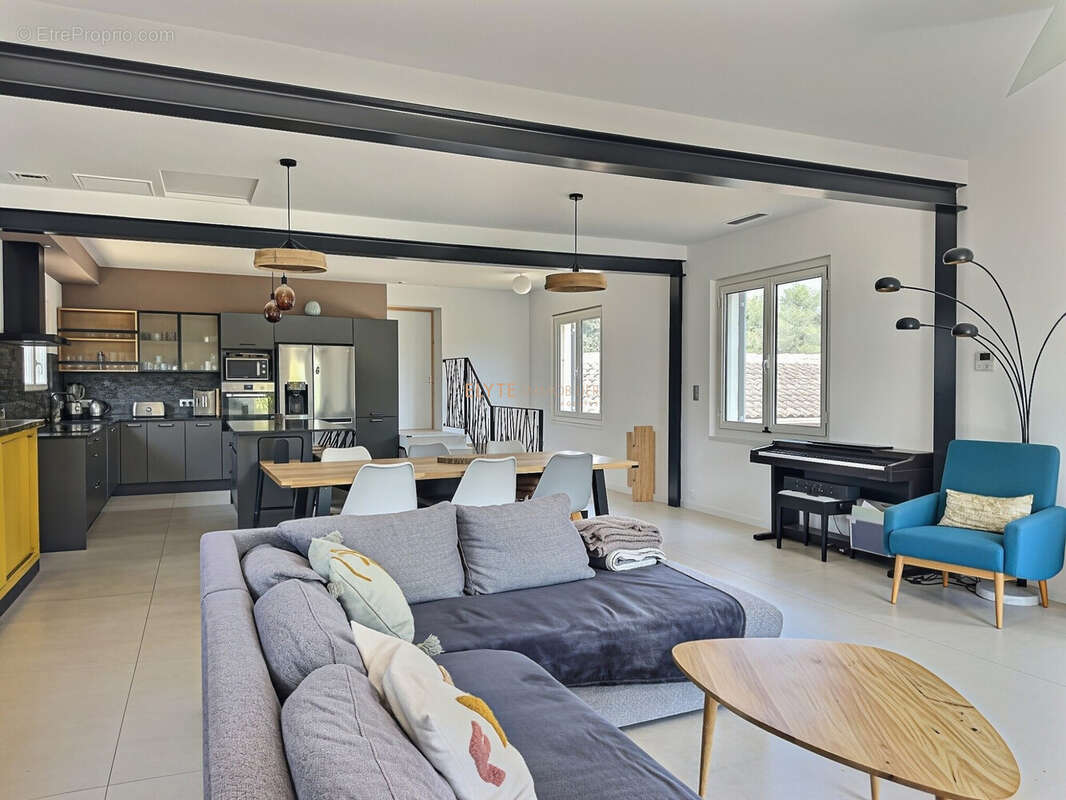 Maison 233 m² à Saint-Chamas  - photo 8