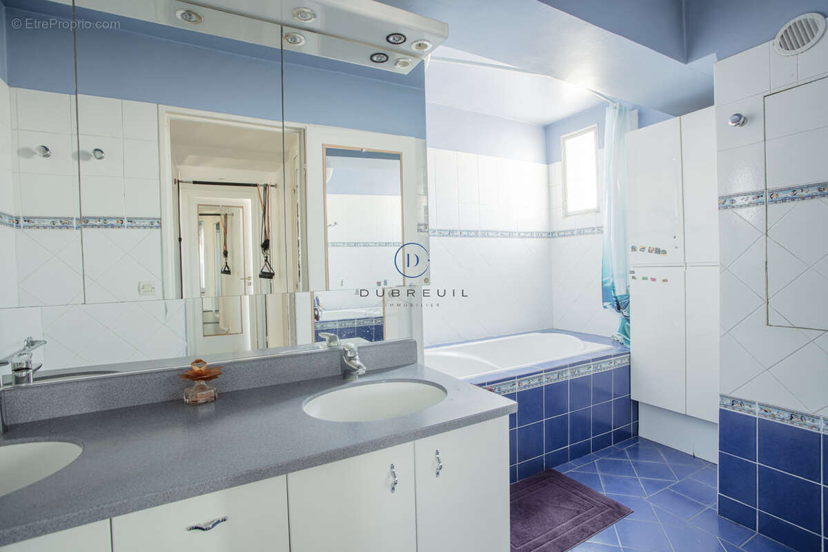 Appartement à COURBEVOIE