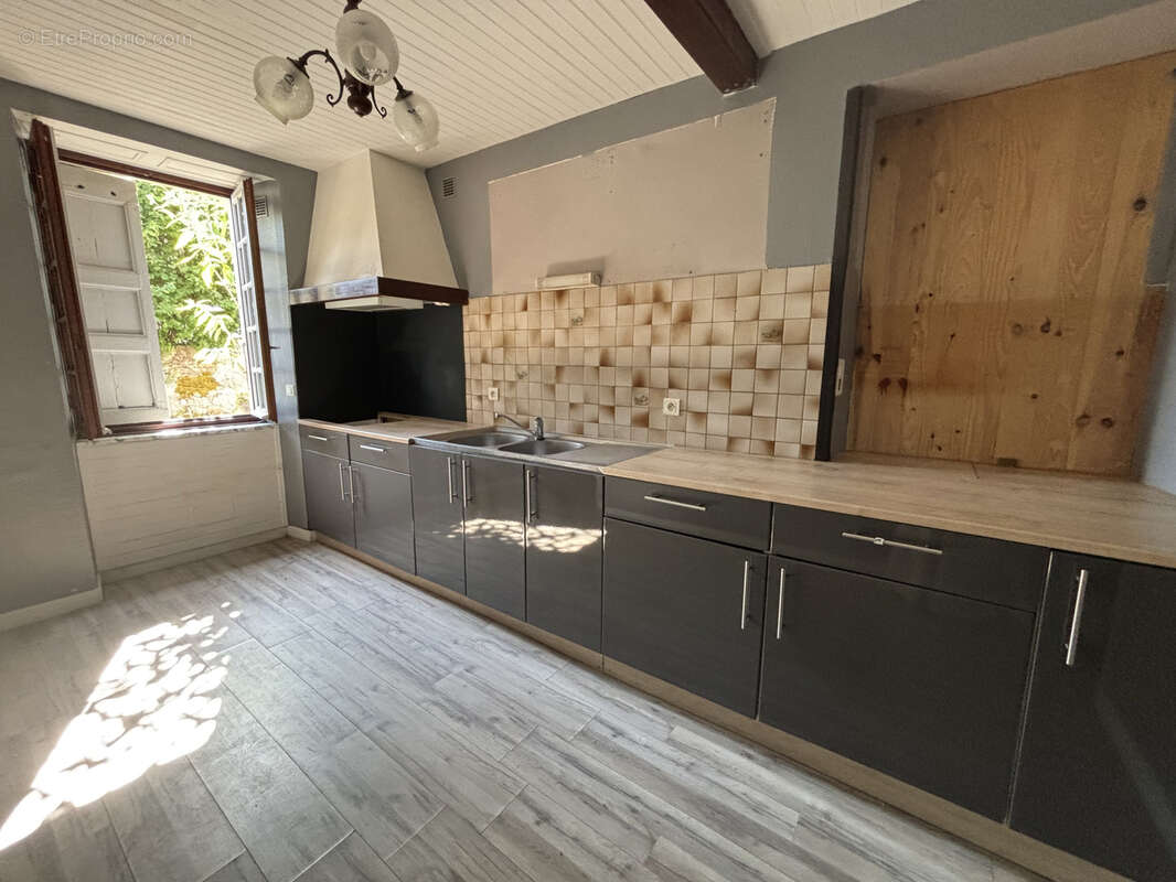 Maison et grange en plein centre ville - photo 2