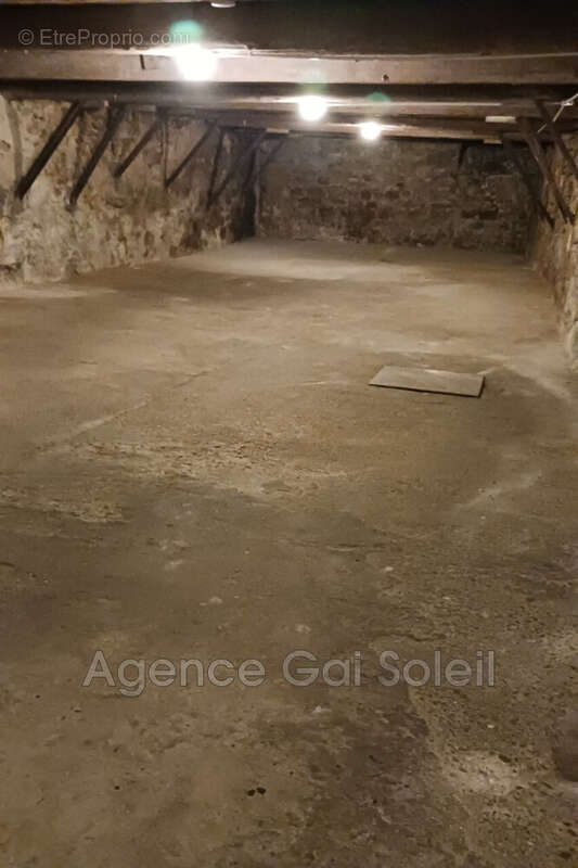 Parking à LESPIGNAN