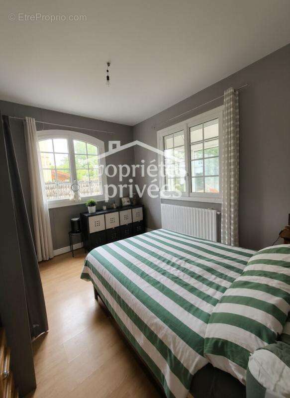 "Talence Universités Maison familiale de 159 m², 6 chambres, véranda et jardin" - photo 7
