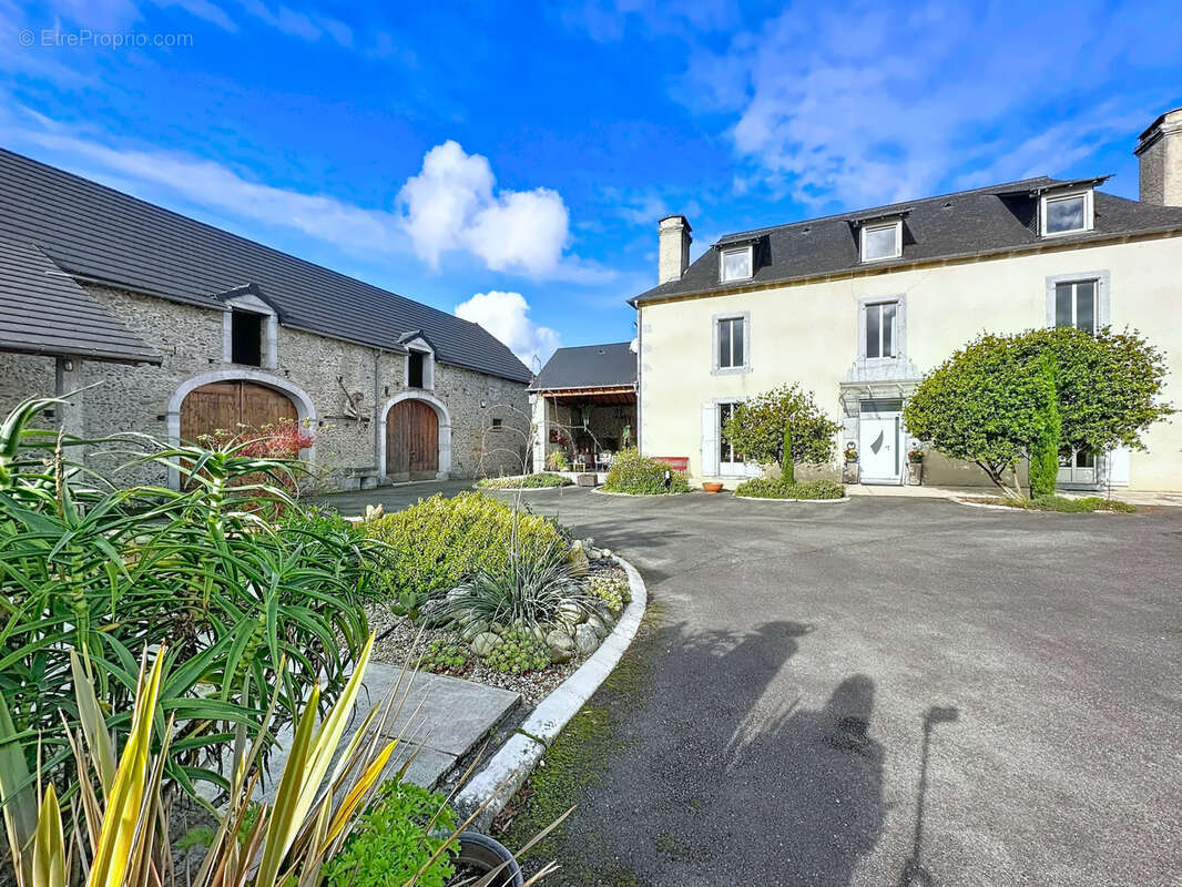 PROCHE NAY - Sublime Béarnaise rénovée avec granges & piscine - photo 10