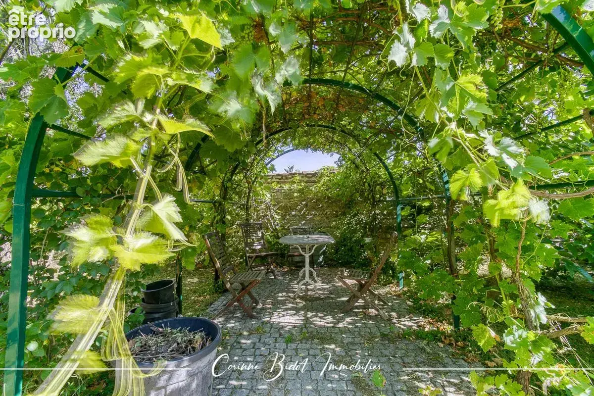 Maison 347 m² à Saint-Pierre-De-Chandieu  - photo 3